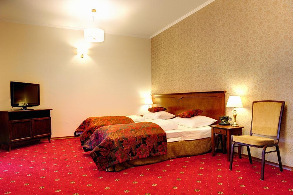 Hotel Kazimierski Zdroj Яновец Екстериор снимка